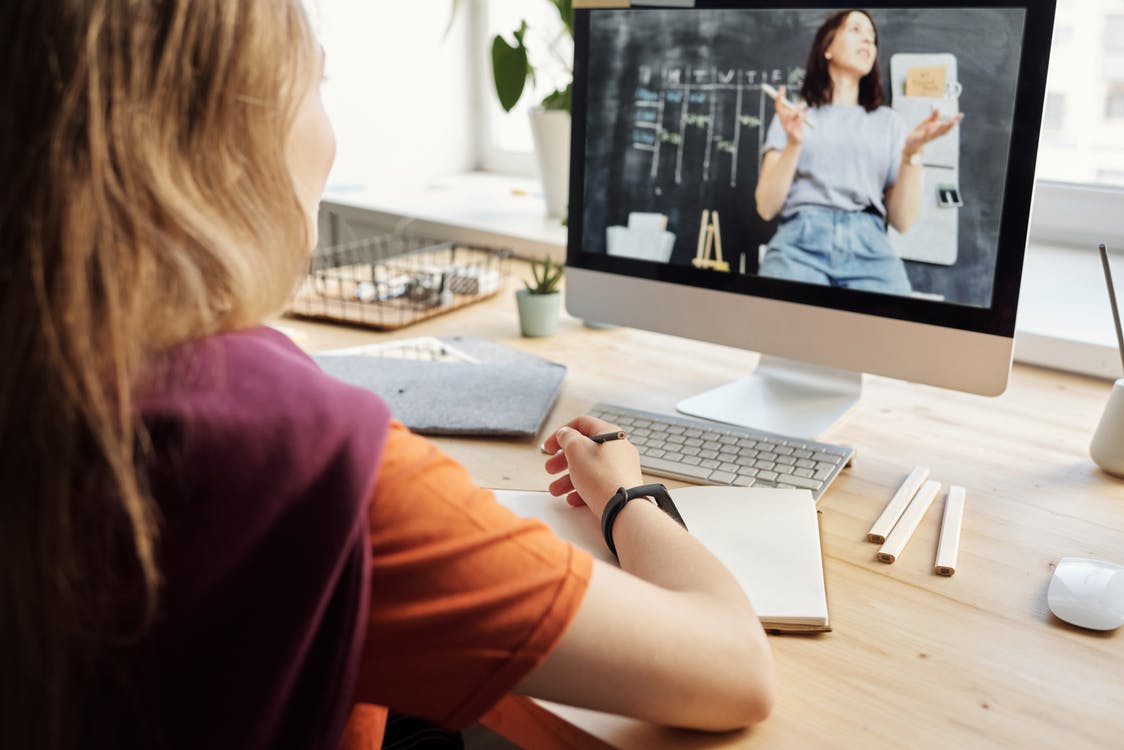 Los españoles se suben al carro de la formación ‘online’: cuatro de cada diez ya aprenden desde casa